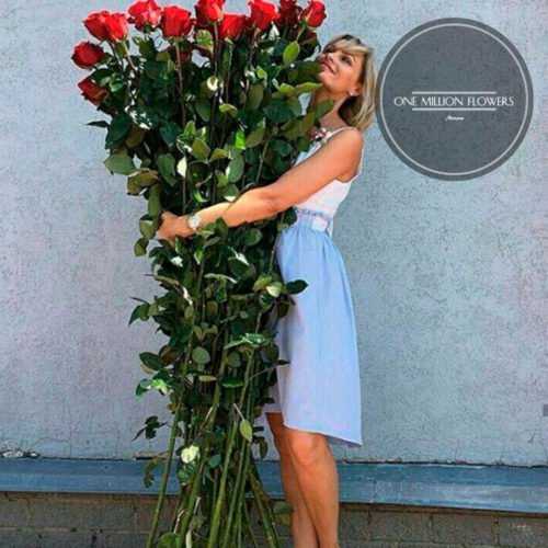 Цветочная магия Москвы: как высокие розы и шары создают атмосферу праздника у вас дома